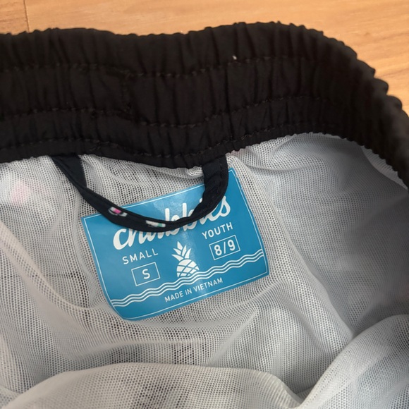 Youth 8/9 Black Swim Shorts with Tropical Print Chubbies - Picture 3 of 3